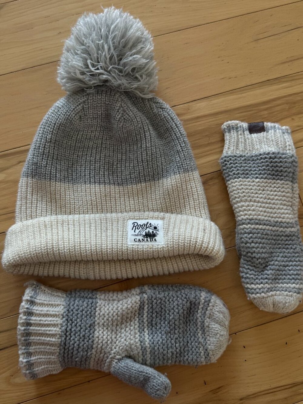 Roots Canada Matching Mittens and Toque Set Knitwear Pompom Winter
